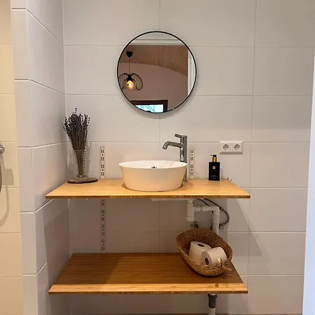 Luxurious Tiny House With Hottub Rijsenhout