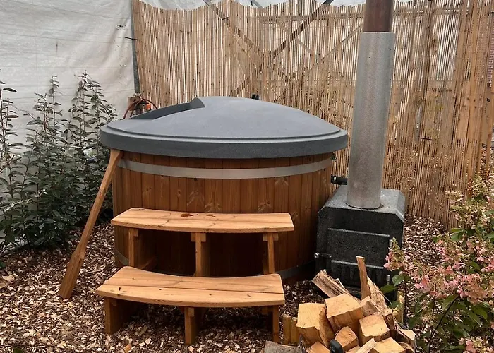 Dağ evi Luxurious Tiny House With Hottub Rijsenhout