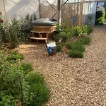 Шале Luxurious Tiny House With Hottub